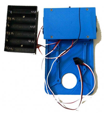 Plaque support du boitier de piles fixée sur la base