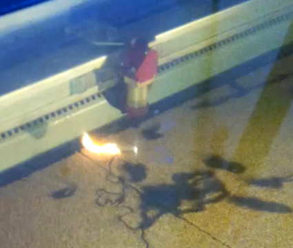 Flamme pendant la découpe