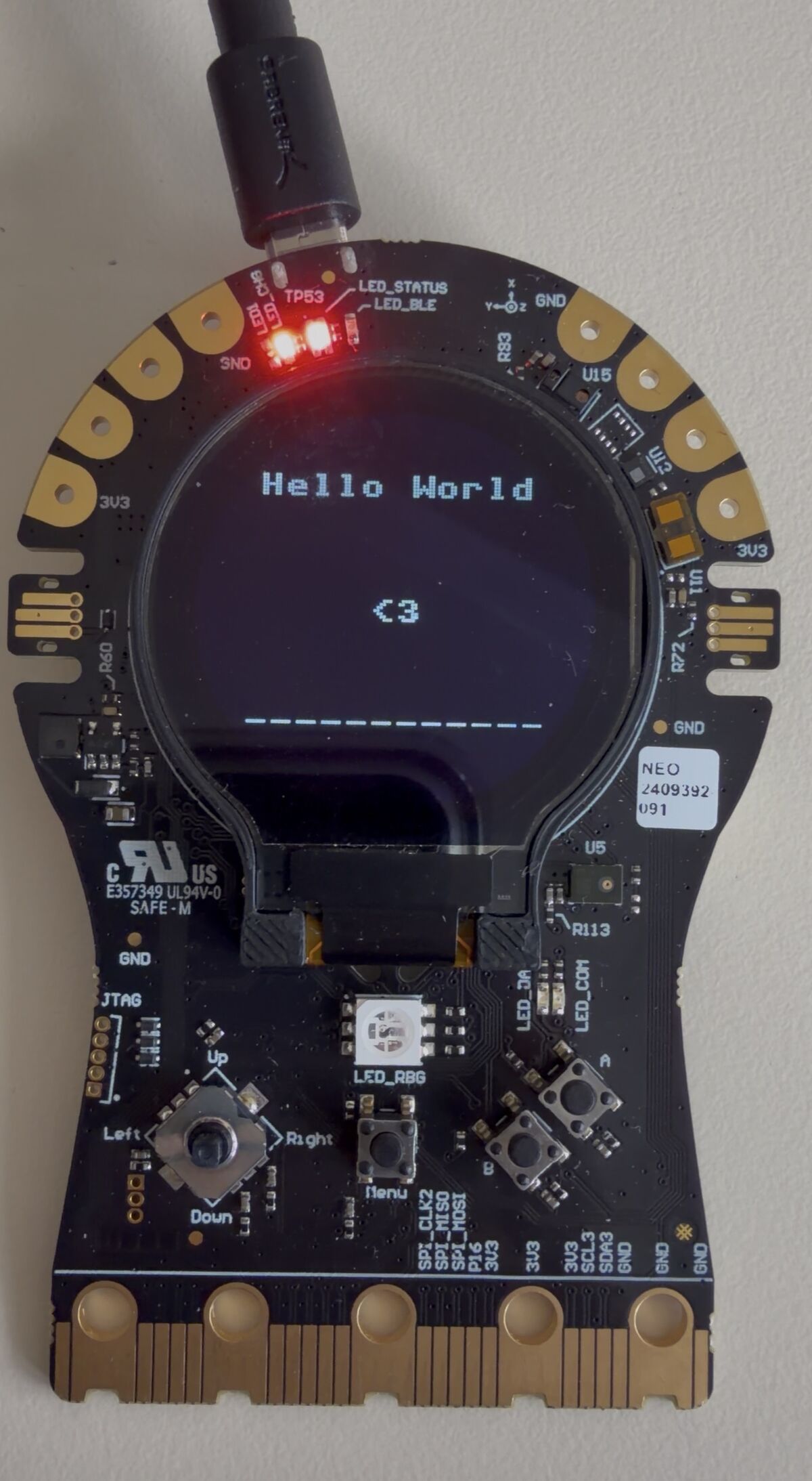 STeaMi affichant Hello World en haut, un cœur au centre et une ligne de tirets en bas
