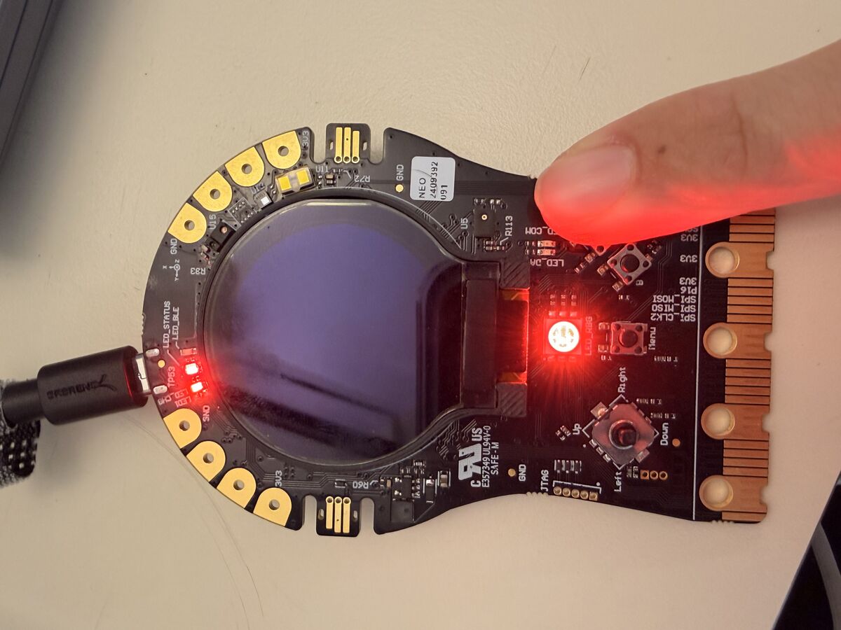 STeaMi avec LED RGB allumée en rouge (bouton A)