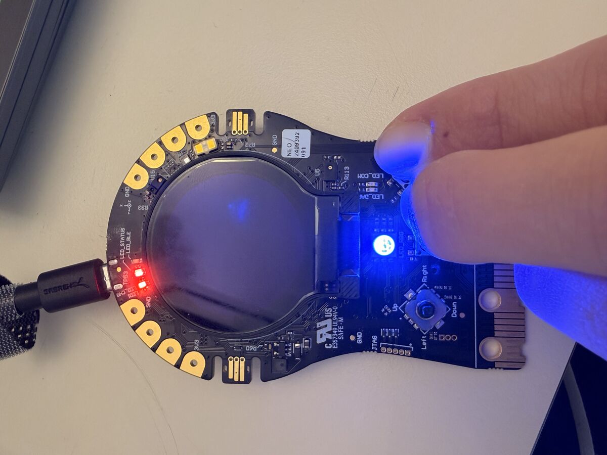STeaMi avec LED RGB allumée en bleu (boutons A + B)